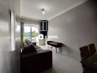 Sala de estar com sofá escuro e porta de vidro.