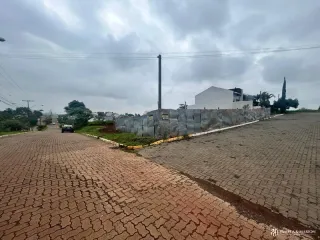 Vista externa de uma propriedade com pavimento de tijolos vermelhos.