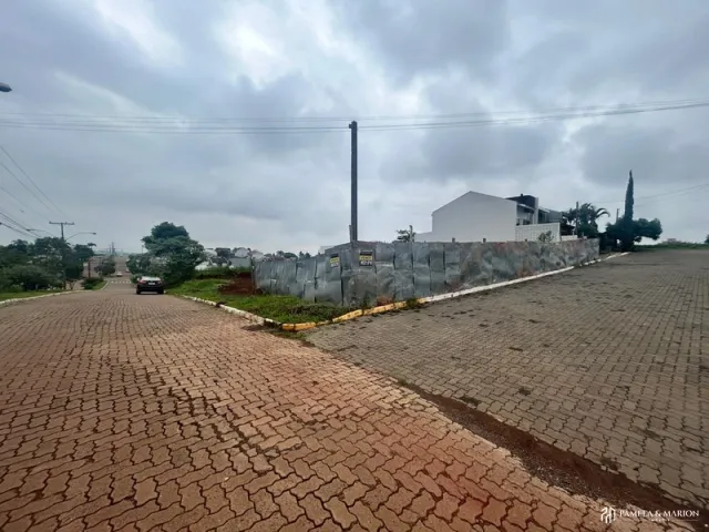Vista externa de uma propriedade com pavimento de tijolos vermelhos.