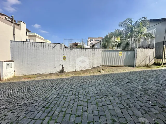 Vista da fachada de uma propriedade com muro e cerca em Lajeado, Brasil.
