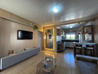 A sala de estar de uma casa em Lajeado, Brasil, com piso de cerâmica e móveis modernos.
