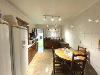 Ambiente interno de uma casa com piso de cerâmica e móveis de madeira.