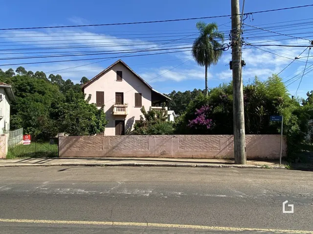 Fachada de uma casa em Lajeado, Brasil, com muro de alvenaria.