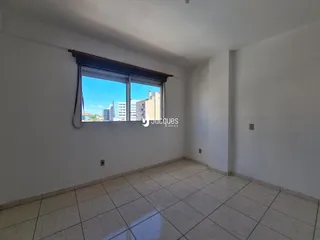 A sala apresenta paredes brancas e piso de cerâmica.