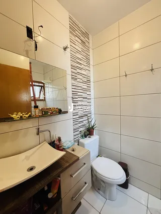 Banheiro moderno com revestimento de cerâmica nas paredes.