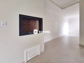 Hall de entrada com nicho de lareira em ambiente claro.