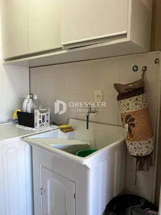 Foto de um banheiro interno com azulejos brancos e banheira.