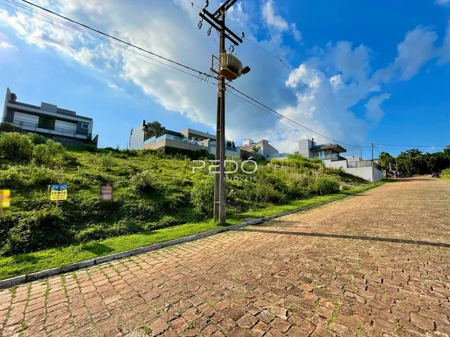 Vista externa de casas em Lajeado, Brasil, com uma estrada pavimentada em primeiro plano.