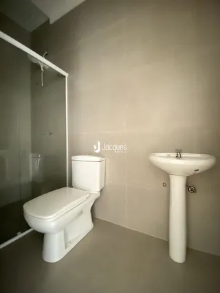 Foto de um banheiro interno com vaso sanitário e pia.