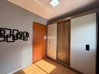 Hall com porta de madeira e armários embutidos na parede.