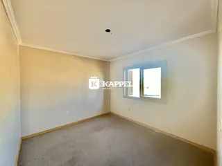 Foto de um cômodo interno com paredes claras e piso de carpete.