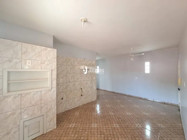 Foto de um cômodo interno com piso de cerâmica e paredes revestidas.