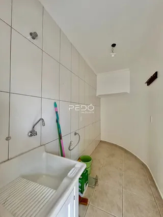 Foto de um banheiro com azulejos brancos e banheira.