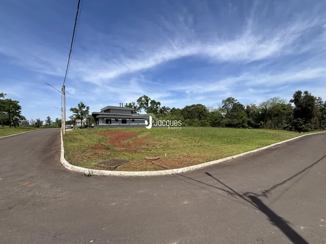 Vista externa de uma propriedade em Lajeado com terreno gramado.