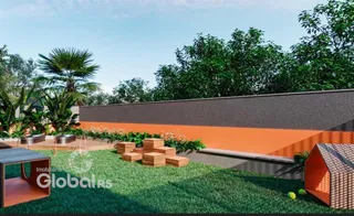 Fachada de casa com muro laranja e jardim gramado.