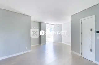 Hall de entrada com paredes cinzas e piso claro.