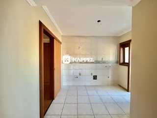 Foto de um corredor interno com piso de cerâmica e revestimento de parede.