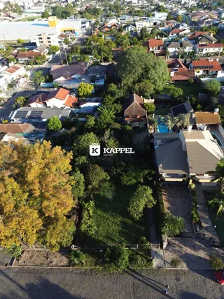 Vista aérea de uma residência em Lajeado, Brasil com área verde e piscina.