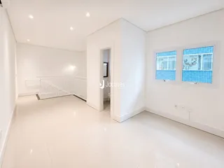 Ambiente interno claro com piso de cerâmica e janela.
