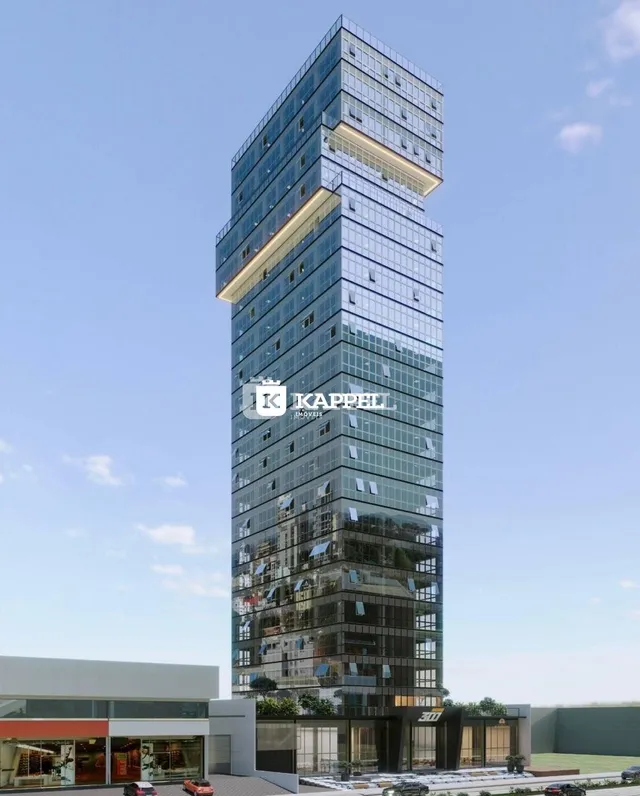 Fachada de um edifício alto com estrutura de vidro e metal em Lajeado, Brasil.