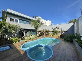 Fachada de uma casa com piscina e deck em Lajeado, Brasil.