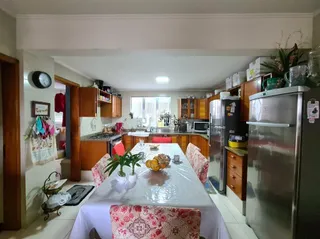 Foto de uma cozinha com armários de madeira e eletrodomésticos.