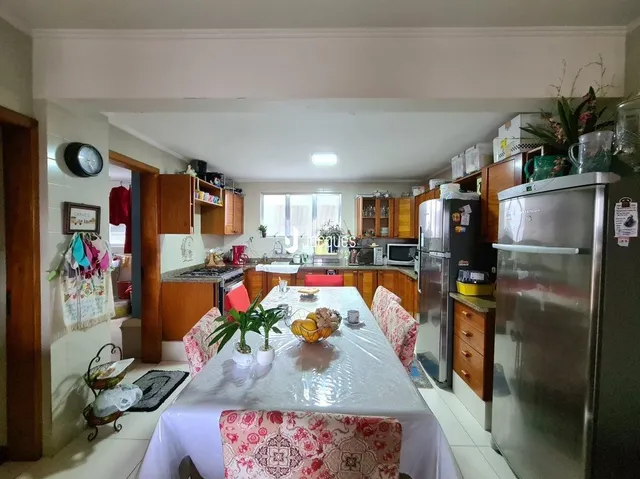 Foto de uma cozinha com armários de madeira e eletrodomésticos.