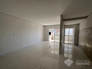 Sala ampla e clara com piso de porcelanato.