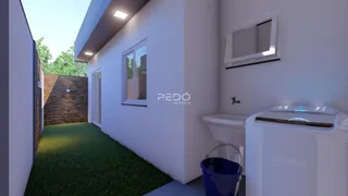 Foto de um ambiente interno com janela e área externa gramada.
