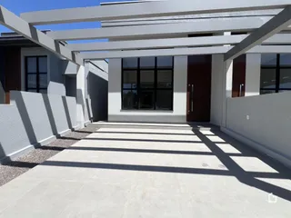 Fachada moderna de uma residência em Lajeado, Brasil, com área externa pavimentada.