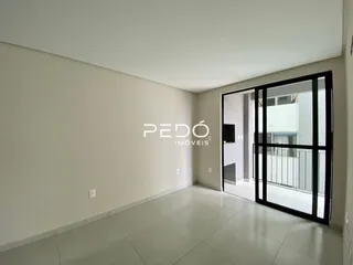 Interior de um ambiente com paredes brancas e piso claro.
