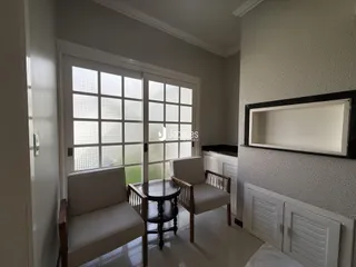 Sala de estar com sofá e cadeiras em um imóvel no Brasil.