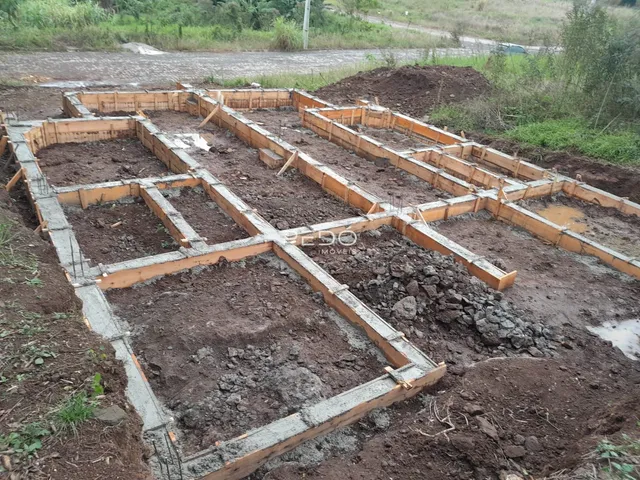 Estrutura de madeira de fundação em terreno preparado.