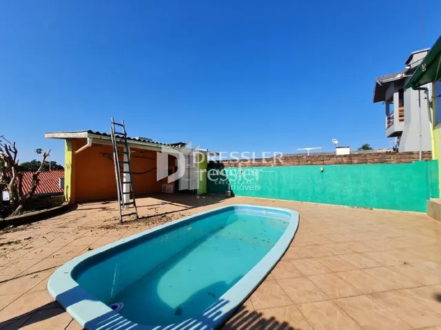 Uma foto de uma piscina externa em uma propriedade no Brasil.