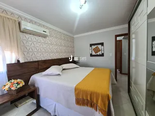 Quarto com cama e cabeceira em um imóvel no Brasil.