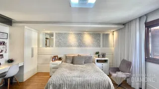 Quarto com cama e armário em ambiente claro.