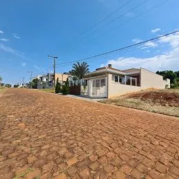 Fachada de uma residência em Lajeado com terreno de terra no primeiro plano.