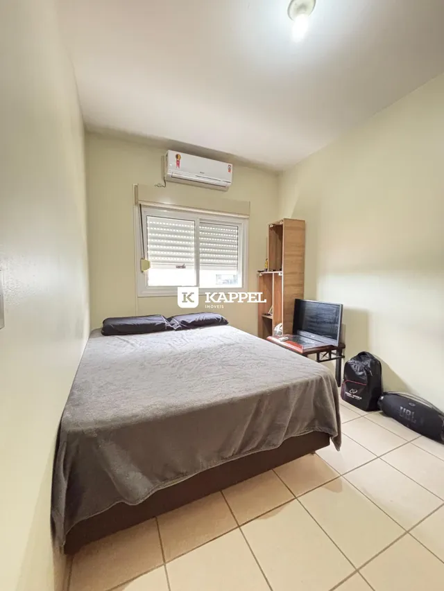 Foto de um quarto com cama e janela em um imóvel.