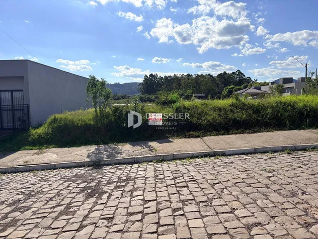 A fachada de uma residência com paisagem verde ao fundo em Lajeado, Brasil.