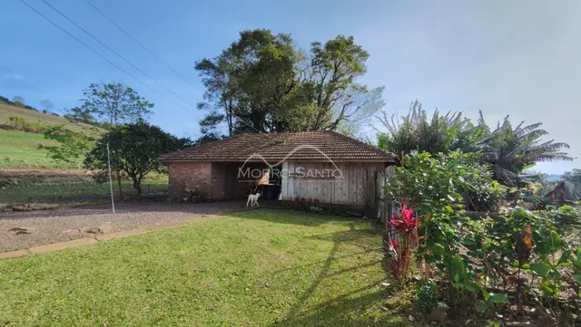 Fachada de uma casa rústica com telhado de telhas vermelhas em Lajeado.