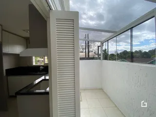 Vista da cozinha com acesso a uma varanda moderna.