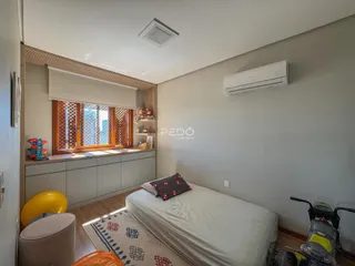 Quarto interno com cama e janela em um imóvel.