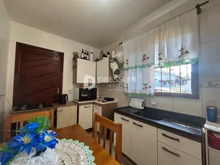 Vista da cozinha e sala de jantar de um imóvel em Lajeado, Brasil.