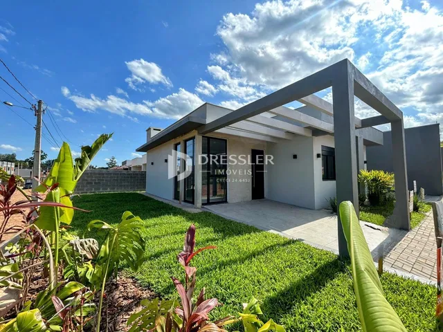 Fachada moderna de uma casa em Lajeado, Brasil, com jardim verde.