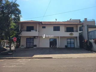 Fachada de uma residência em Lajeado, Brasil, com telhado de telhas.