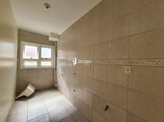 Corredor interno com revestimento cerâmico nas paredes e piso.