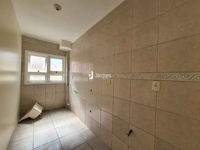 Corredor interno com revestimento cerâmico nas paredes e piso.