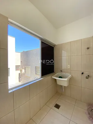 Foto de um banheiro com paredes de azulejo claro e janela.