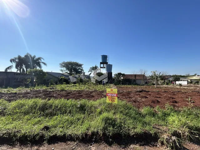 Vista de um terreno aberto com vegetação e sinalização na área de Lajeado.