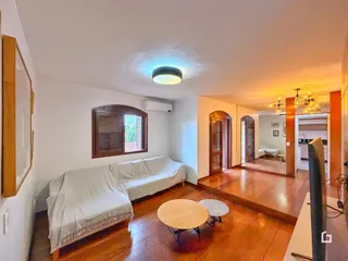 Sala de estar com piso de madeira e sofá.